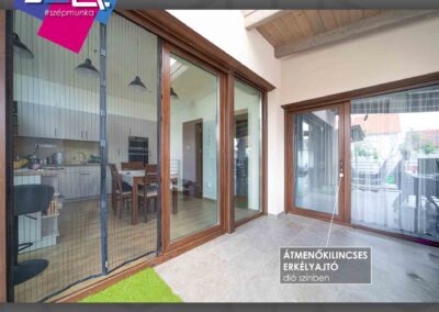 Átmenőkilincses erkélyajtó dió színben Paks