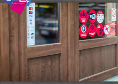 Kömmerling bejárati ajtó Paks, dió színű portál beépítése