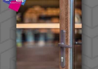 Kömmerling bejárati ajtó részlet dió színben, JOLA Paks munkája