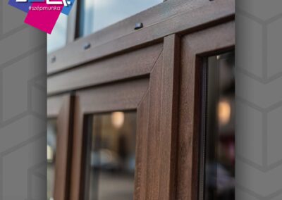 Kömmerling 76AD bejárati ajtó részlet, dió szín, paksi kivitelezés