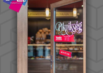 Kömmerling bejárati ajtó és portál dió színben, JOLA Paks bejáratánál