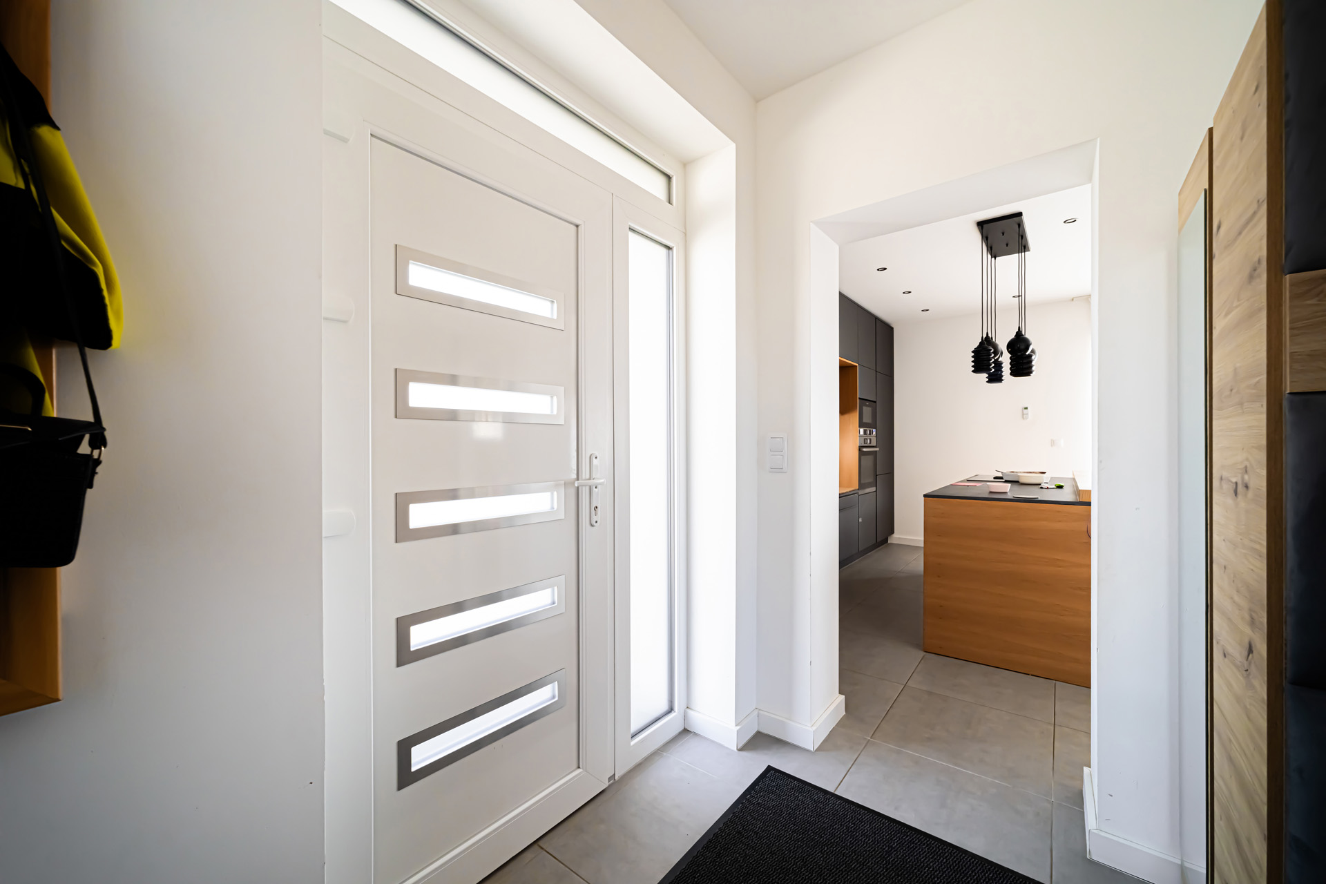 Bejárati ajtó műanyag fix felül és oldalvilágító ablakkal