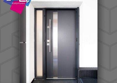 Delta Special 68S bejárati ajtó Kaposváron, antracit, modern, oldalvilágítással