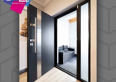 Delta Special 68S bejárati ajtó antracit színben, oldalvilágítással Kaposváron