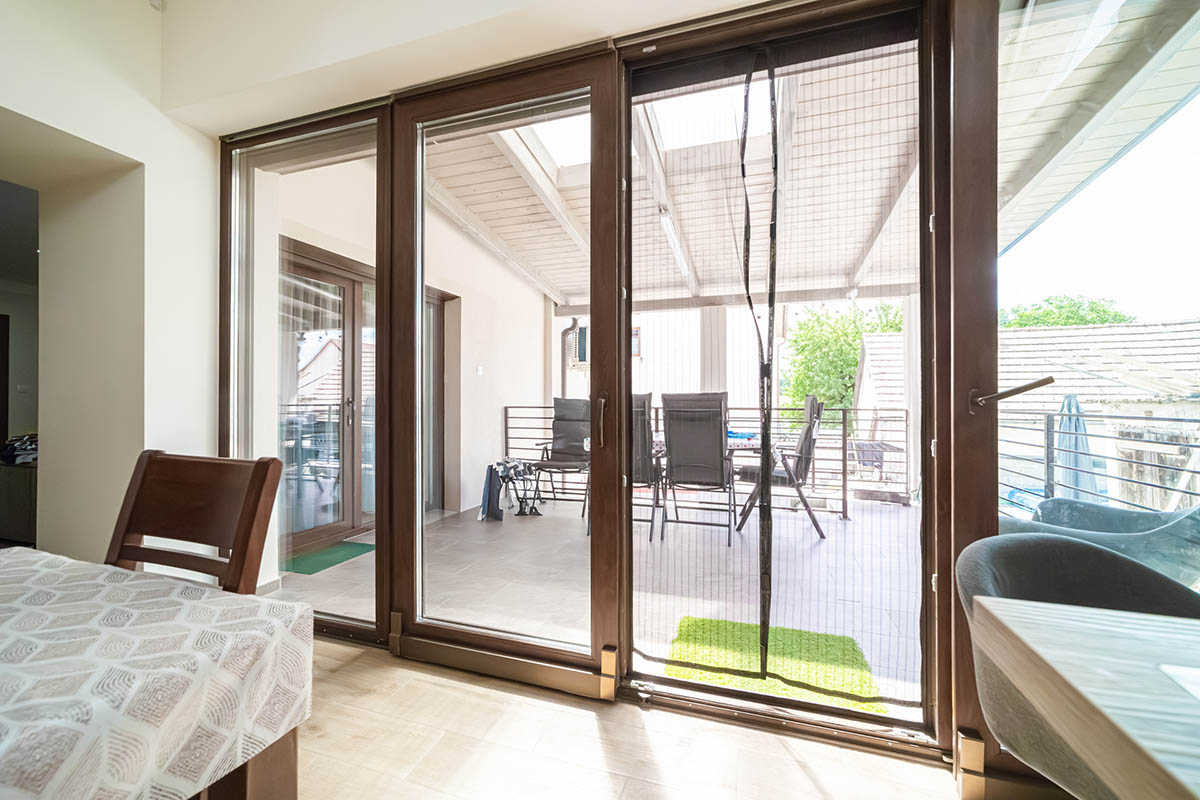 Tolószerkezetű erkélyajtók