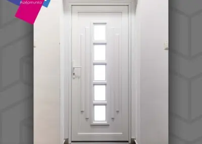 Fehér Gealan Linear bejárati ajtó, kinti aranytölgy, Győr