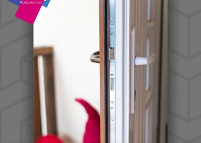 Gealan Linear bejárati ajtó, aranytölgy/fehér, kifelé nyíló, Győr.