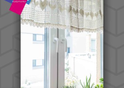 Fehér Gealan Linear ablak antracit redőnnyel, Győrben