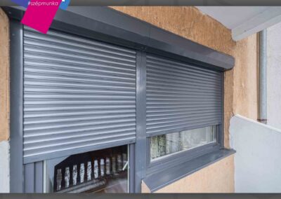 Antracit redőnyös Gealan Linear ablak és antracit párkány Győrben
