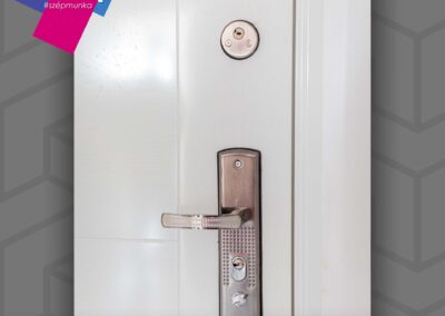 HiSec Modern bejárati ajtó fehér színben, matt kilinccsel, Székesfehérvár