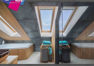 Tetős ablakok és kád modern fürdőszobában, Paks