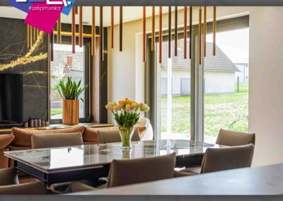 Antracit emelő-toló erkélyajtó és ablakok modern nappaliban, Paks