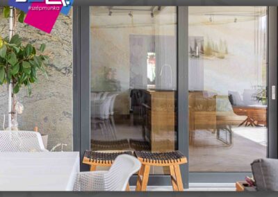 Antracit emelő-toló ajtó, modern nappali kilátással, Paks