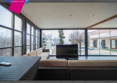 Sarkadi fa nyílászárók és fix ESG üvegfalak motoros aranytölgy zsalúziával