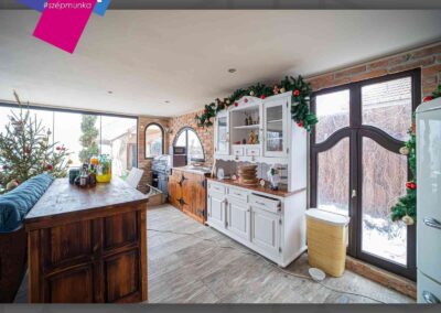 Fa nyílászárók, fix üvegfalak és aranytölgy zsaluzia Sarkadon