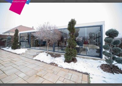 Fa nyílászáró és fix üvegfal Sarkadon, aranytölgy zsalúziával