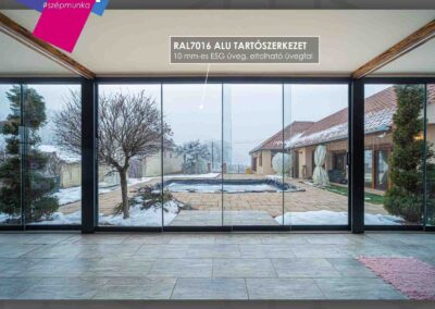 RAL7016 alu szerkezetű, toló üvegfal Sarkadon, eltolható ESG üveggel
