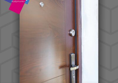 Hi-SEC Modern acél bejárati ajtó mogyoró színben, Győr