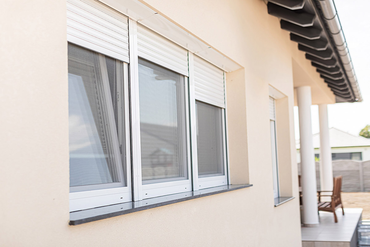 Műanyag redőnyök Fa bejárati ajtók