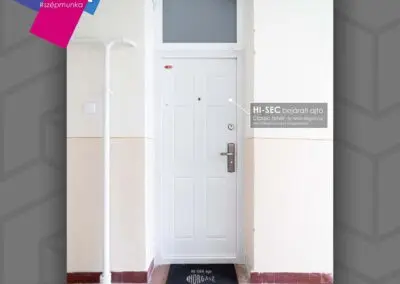Fehér HiSec acél bejárati ajtó savmart üveges felülvilágítóval Veszprémben