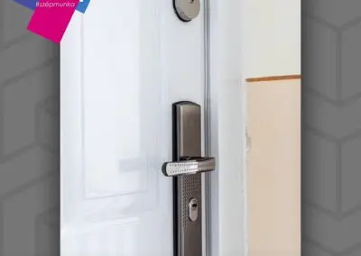 HiSec acél bejárati ajtó "Modern" típusban Veszprémben, fehér színű, körkilinccsel és savmart üveges felülvilágítóval