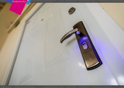 Fehér HiSec acél ajtó kilincs LED világítással, Budapest