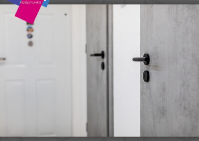 Basic CPL beltéri ajtó fogantyúja és kék szürke fal. Budapest