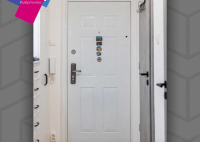 Fehér HiSec acél ajtó és szürke beltéri ajtó Budapesten