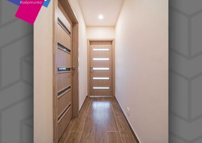 Tölgy színű beltéri ajtók üvegbetéttel, folyosón, Zalaegerszeg