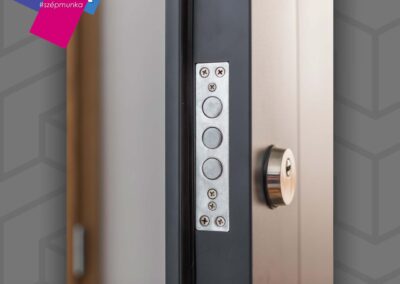 HiSec acél bejárati ajtó zárrendszere modern dizájnnal, Győr