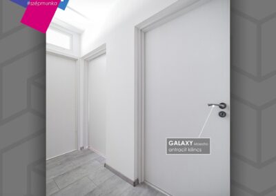 Fehér beltéri ajtó és HiSec Modern acél bejárati ajtó Győrben, antracit kilinccsel.
