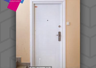 HiSec Modern fehér acél bejárati ajtó, beépítve Győrben