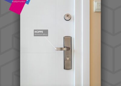 Fehér HiSec Modern acél bejárati ajtó HOOPPE kilinccsel, Győr.