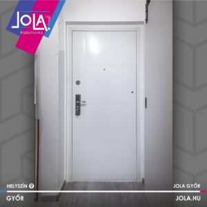 Fehér HiSec Modern acél bejárati ajtó beépítve Győrben.