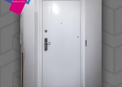 Fehér HiSec Modern acél bejárati ajtó beépítve Győrben.