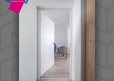Fehér HiSec Modern acél bejárati ajtó beépítve a győri lépcsőházban.