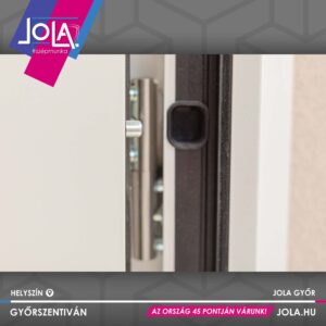 Matt fehér Rákóczi 1 acél bejárati ajtó inox kilinccsel és fekete szegélyű üvegbetéttel, Győrszentivánon