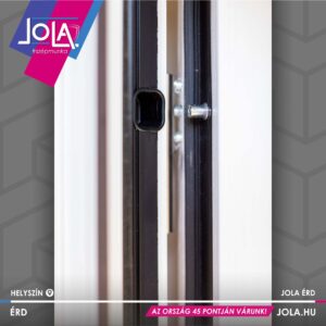 Fehér műanyag bejárati ajtó fekete kerettel és inox csappal, Érd